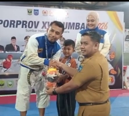  Atlit Kempo Tanahdatar saat pengalungan medali emas. (chandra antoni)